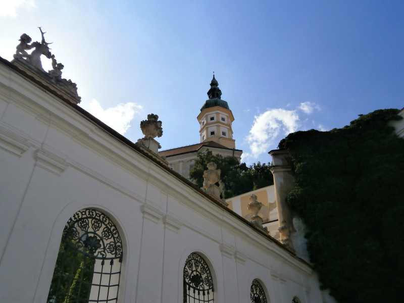 Zamek-pohled_z_nadvori